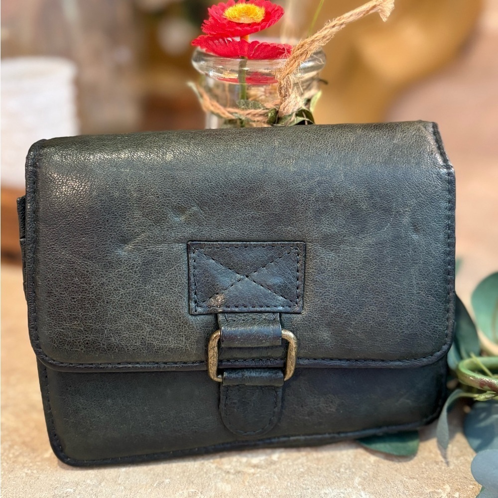 Vintage Wilson’s leather Forrest green wallet with keyring.
